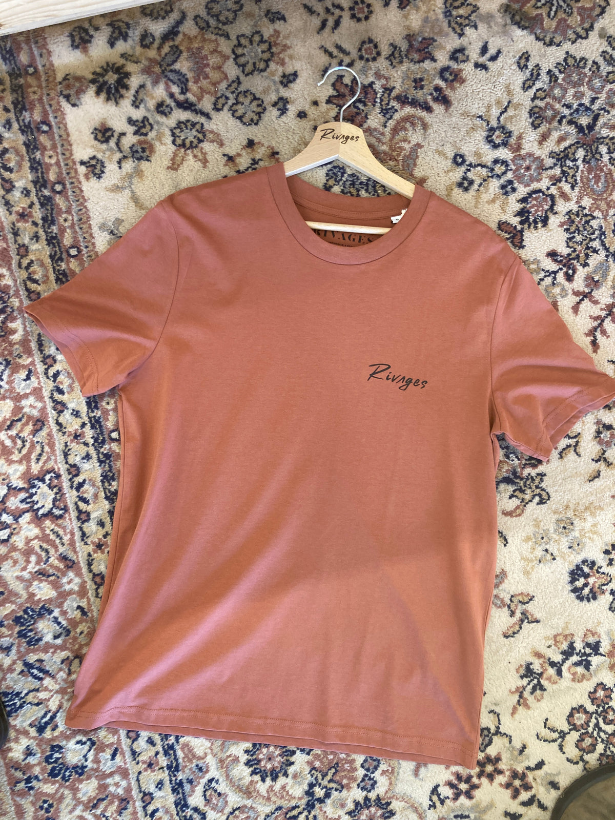 Le Teeshirt - RIVAGES « manuscrit » Ocre Jaune/Rouge