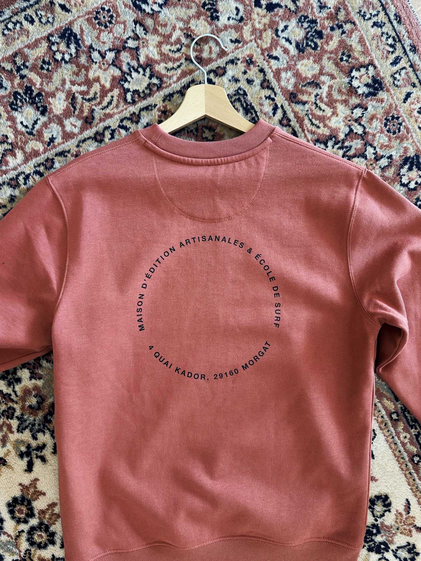 Le Sweat-shirt - RIVAGES Ocre Jaune/Rouge « Pré Commande »