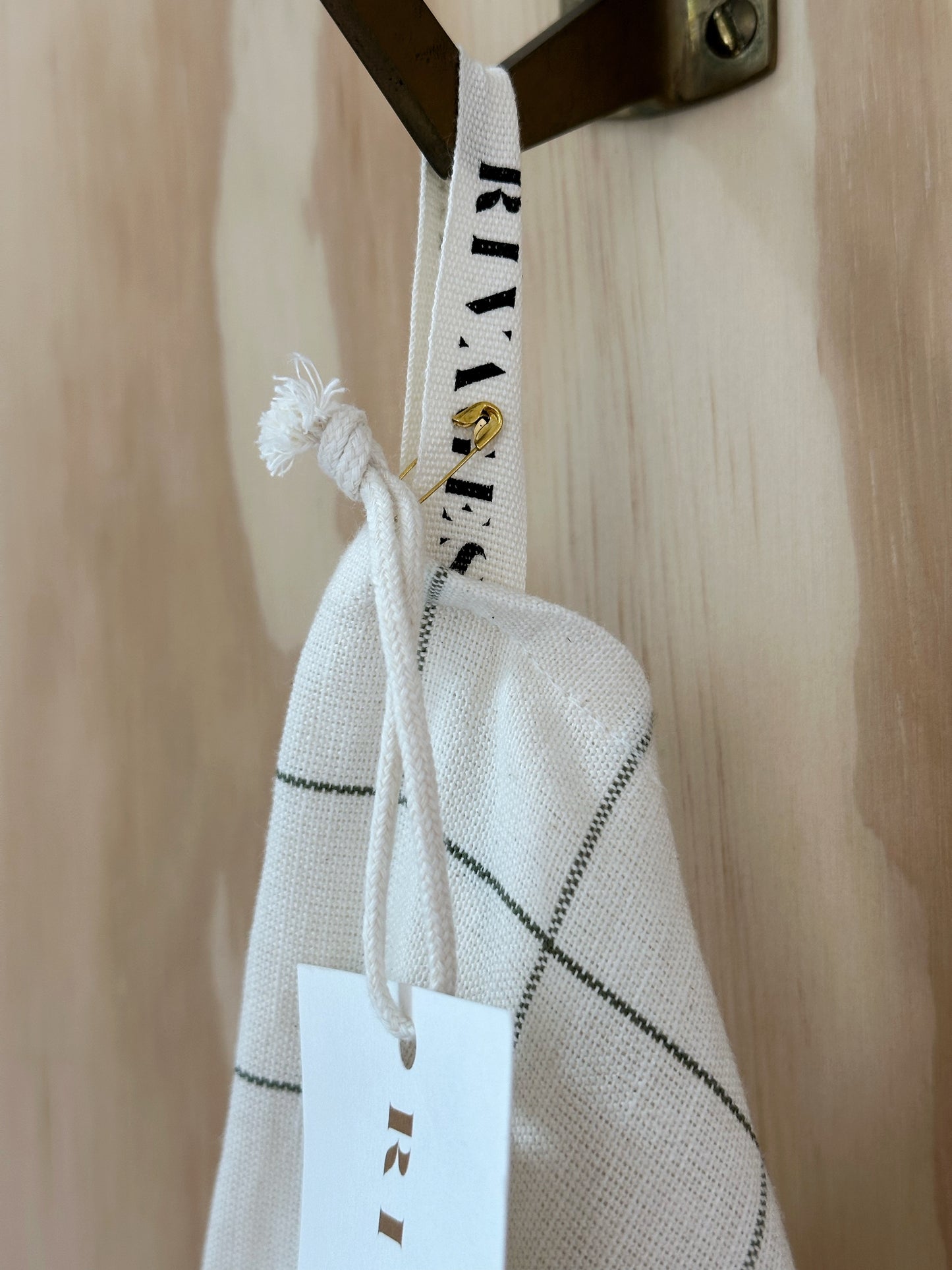 Torchon RIVAGES Khaki lin et coton avec attache artisanale conçue par La Maison RIVAGES