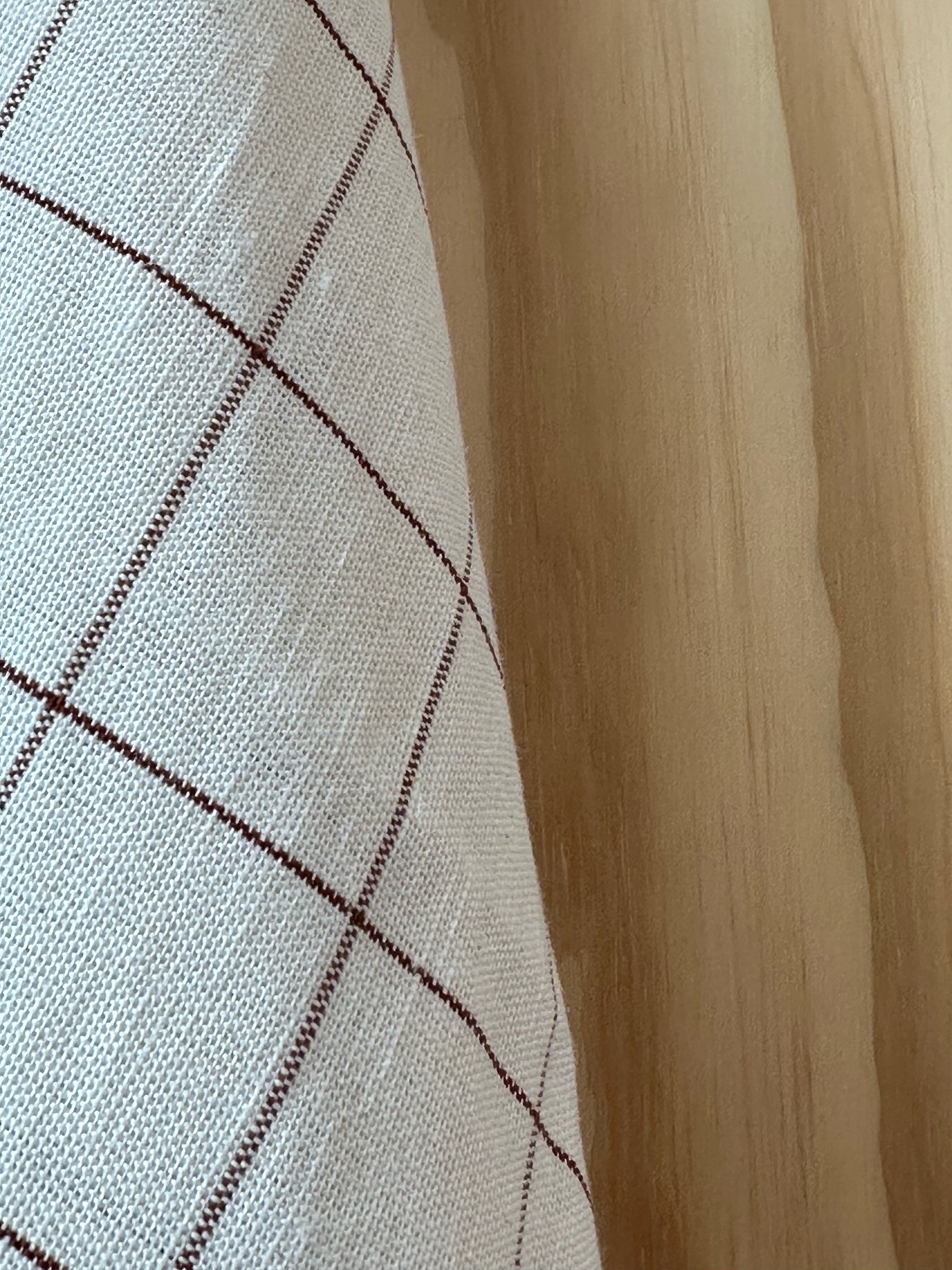 Détail du tissage lin et coton naturel du torchon RIVAGES Caramel fabriqué dans le Finistère