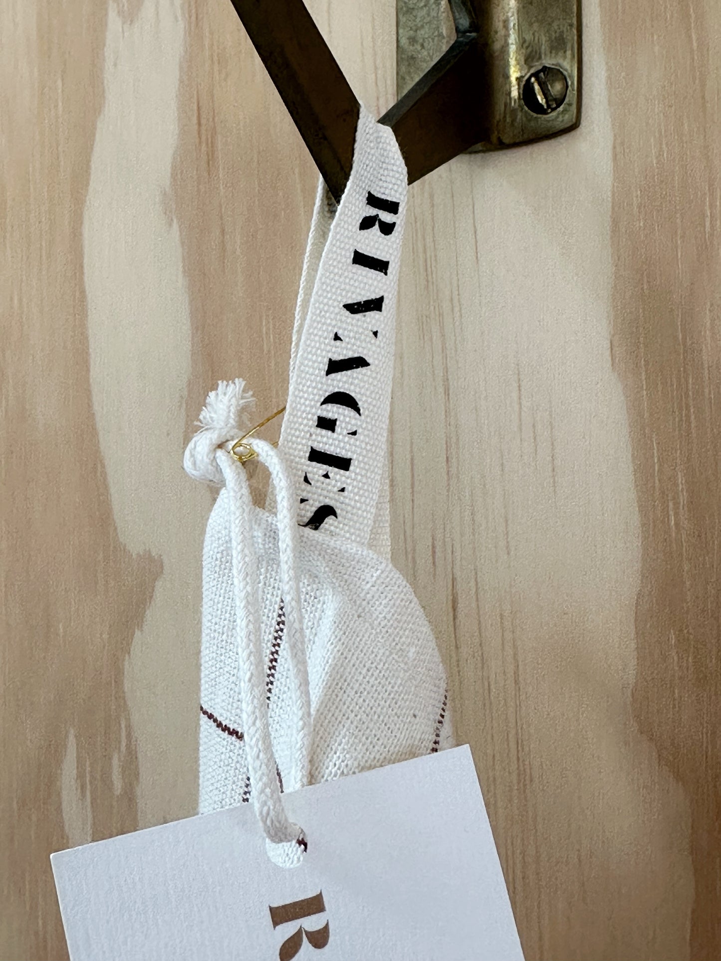 Torchon RIVAGES Caramel lin et coton avec attache artisanale conçue par La Maison RIVAGES