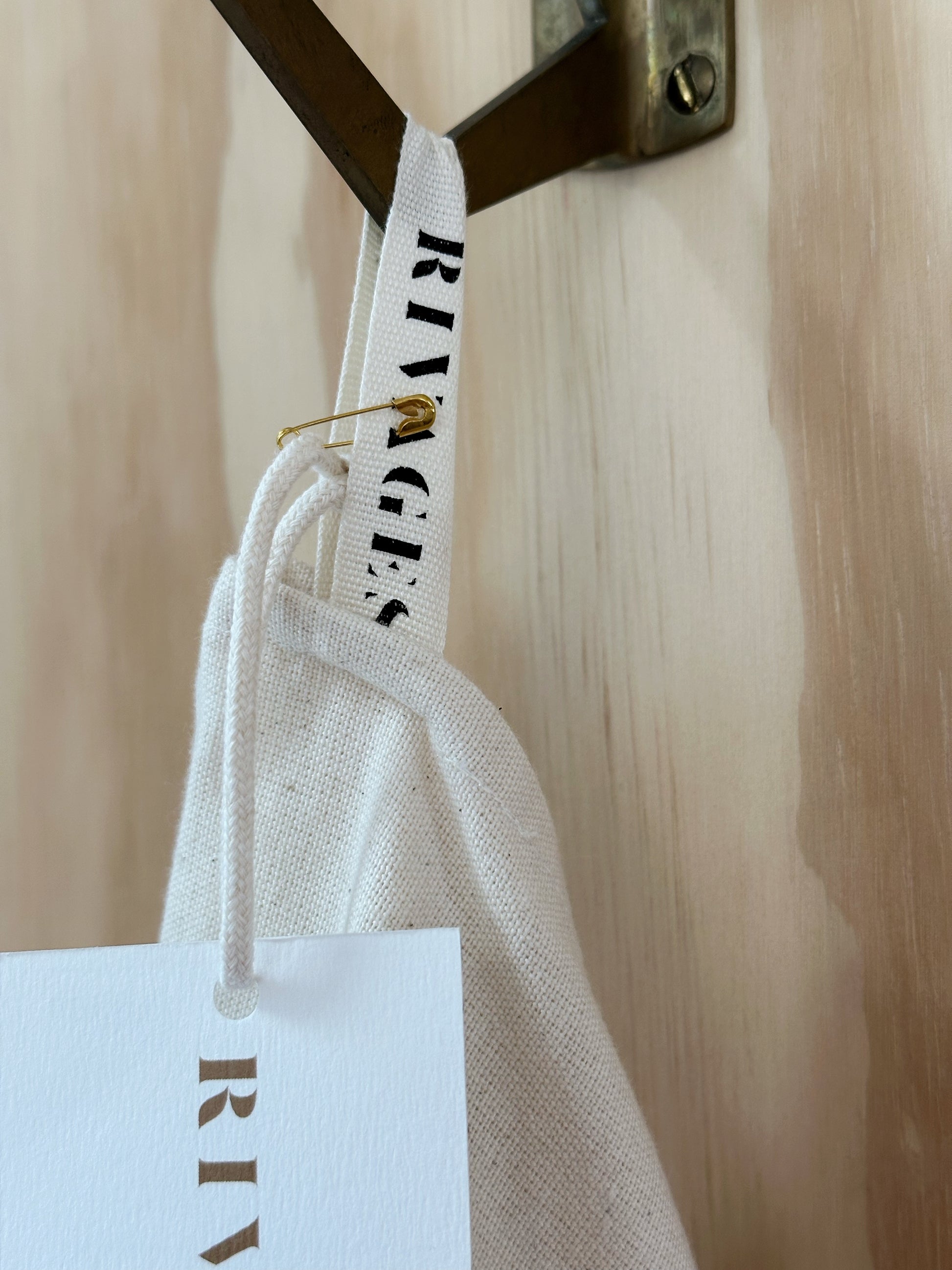 Torchon RIVAGES coton crème avec attache artisanale conçue par La Maison RIVAGES"