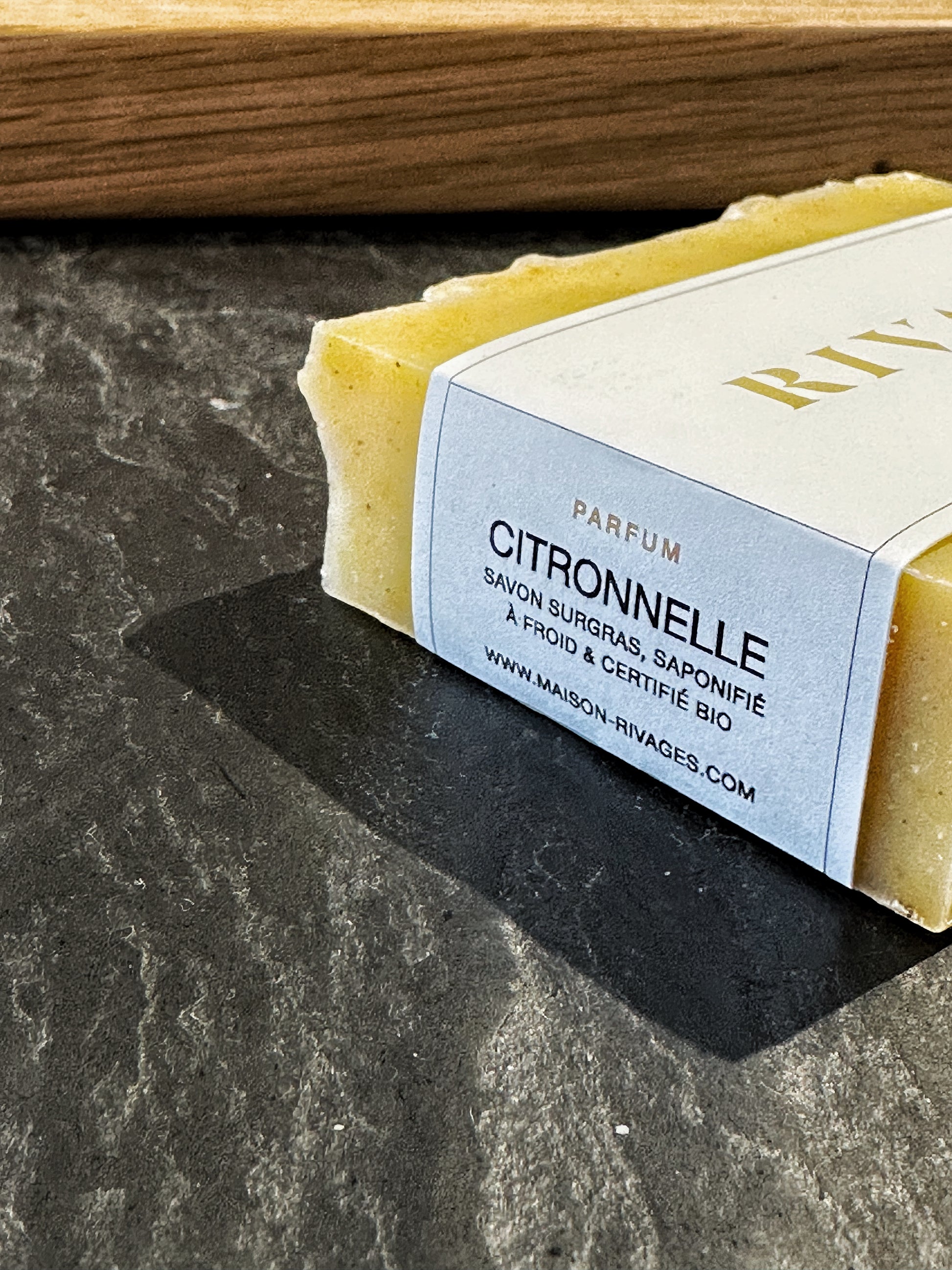 Détail du savon surgras RIVAGES à la citronnelle saponifié à froid