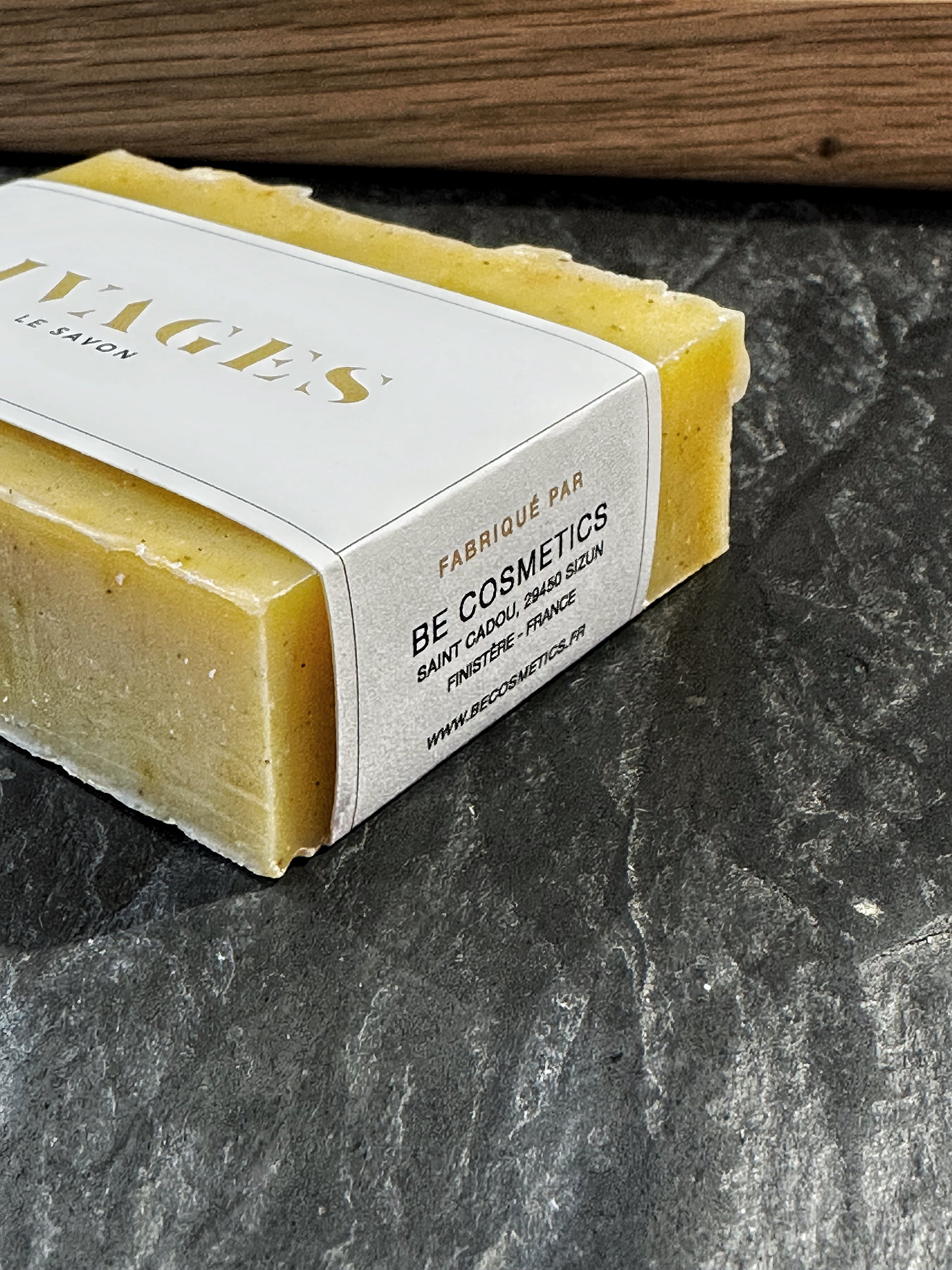 Texture et couleur du savon RIVAGES citronnelle inspiré des wax de surf